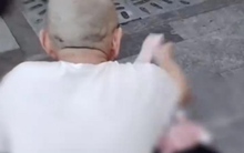 Mang hơn 2 tỷ đồng tiền tiết kiệm ra đường phân phát để vơi nỗi buồn mất vợ