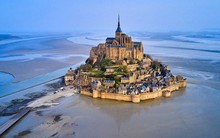 Độc đáo tòa thành 1.000 tuổi mọc lên giữa lòng biển, chỉ 1km2 có tới 5000 du khách tới tham quan