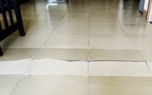 Nền gạch vỡ bung, tường nứt toác sau tiếng nổ trong chung cư ở Bình Định