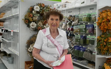 Bà cụ 100 tuổi nghỉ hưu 5 lần 7 lượt  bất thành, con gái còn giới thiệu việc làm cho mẹ, nhưng nghe lý do mới vỡ lẽ