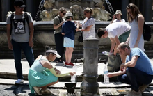 Người Việt ở châu Âu vật lộn trong trận sóng nhiệt lịch sử