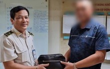 Bỏ quên túi hàng hiệu đựng điện thoại Vertu và nhiều tiền trên xe đẩy sân bay