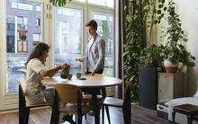 Mua nhà cũ 25 năm ven sông, cặp đôi chi tiền cải tạo thành không gian đẹp như phim