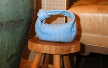 Ghế đẩu đặt túi hiệu xuất hiện ngày một nhiều trong nhà hàng - sự tinh tế thể hiện qua tiểu tiết