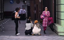 Lối sống "nghèo tinh tế" của một bộ phận tầng lớp trung lưu hiện đại: Có tiền nhưng không xài xa xỉ, trong hàng hiệu có đồ bình dân