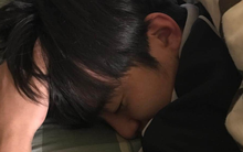 Tư thế ngủ này sẽ tạo nếp nhăn trên khuôn mặt, đây là điều chuyên gia khuyến khích để giảm thiểu lão hóa