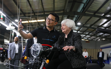 Bộ trưởng Tài chính Mỹ trải nghiệm xe máy điện Việt Nam