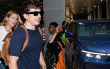 Charlie Puth đổ bộ sân bay Cam Ranh lúc nửa đêm, được dàn xe hộ tống