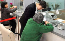 Cụ bà 70 tuổi đến ngân hàng rút 1,6 tỷ đồng về mua nhà cho cháu, vài ngày sau bỗng bị tòa án gửi giấy triệu tập