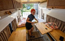 Giá nhà đắt đỏ, giới trẻ Trung Quốc chọn sống trong ‘nhà xe’