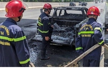 Xe ô tô cháy rụi trên cao tốc Hà Nội - Hải Phòng