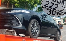 Toyota Camry vừa mua đã bán lại 3 tỷ đồng nhờ biển ngũ quý: Xe còn nguyên nilon, chủ xe quyết không dùng để giữ giá