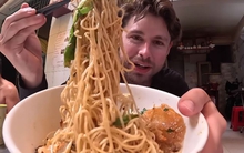 Tiệm mì kéo sợi gần 90 năm tuổi, “núp hẻm” nhưng khách Tây vẫn tìm đến vì ghiền hương vị cổ xưa