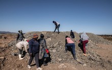 Vùng đất nghèo ở Nam Phi sở hữu mỏ khoáng sản quý hơn vàng: Đến mồ mả còn bị đào xới để khai quật, Mỹ, Trung Quốc thi nhau săn đón