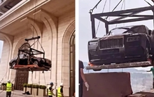 Thú chơi độc lạ của đại gia: Cẩu Rolls-Royce lên penthouse tầng 44, đặt ngoài ban công chỉ để trang trí