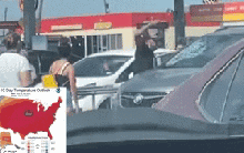 Người đàn ông điên cuồng đập kính chắn gió ô tô, hé lộ 1 phần hiện trạng đáng sợ của nước Mỹ