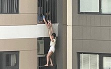 Hà Nội: Người phụ nữ lơ lửng ngoài lan can chung cư rồi rơi xuống đất