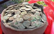 3 người đàn ông tìm thấy bình gốm cổ, lập tức giao nộp cho chính quyền: Chuyên gia hé lộ về kho báu của nhà vua hơn 500 năm trước