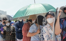 Hàng trăm bạn trẻ xếp hàng dưới cái nắng 'đổ lửa', chờ đổi vòng xem show BLACKPINK