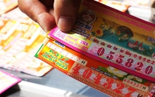 Công ty xổ số báo lãi ‘khủng’: Người dân đổ xô vào may rủi mong đổi vận?
