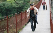 Hạnh phúc cuối đời bà lão U80: Con trai lái siêu xe Maserati gần 5 tỷ đồng đi nhặt rác cùng mẹ