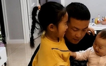 Bố đi làm về vội ôm chầm con trai nhỏ, con gái bẽn lẽn nói một câu khiến ông day dứt