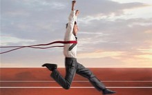 Lợi nhuận quý 2/2023 tiếp tục suy giảm, nhóm Dịch vụ tài chính và Bất động sản ngược dòng báo lãi "tăng bằng lần"