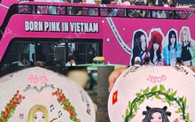 Xe buýt đen hồng quảng bá show Born Pink đi khắp Hà Nội, cận cảnh món quà của fan Việt sẽ được trao tận tay BLACKPINK