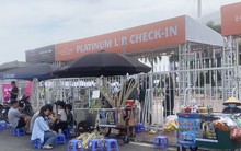 Hốt bạc nhờ các dịch vụ quanh 'chợ vé' trước cổng SVĐ Mỹ Đình