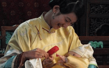 Vì sao làm bảo mẫu cho hoàng tử, công chúa khổ cực mà nhiều người vẫn chấp nhận?