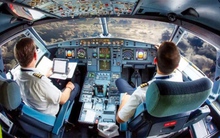 Vì sao tiếp viên hàng không phải vào buồng lái khi phi công đi vệ sinh?