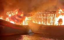 CLIP: Lửa bao trùm khu vực cảng, nhiều tàu lớn bị thiêu rụi