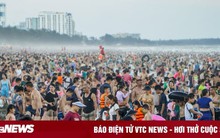 Biển Sầm Sơn đông nghịt người ngày nắng nóng