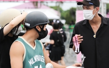 Phe vé BLACKPINK: Tăng 4 triệu đồng/cặp, đội mưa nắng suốt 3 ngày mong kiếm lời