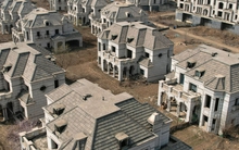 Bên trong “thị trấn ma” với hàng trăm căn biệt thự trị giá hàng tỷ USD mang phong cách Châu Âu ở Trung Quốc: Trở thành nơi chăn thả gia súc, cỏ mọc um tùm trên mái nhà