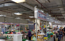 Nhiều chợ nổi tiếng ở Hà Nội ế khách, tiểu thương bỏ sạp