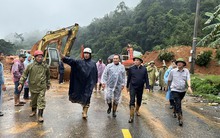 Hình ảnh Phó Thủ tướng Trần Lưu Quang lội bùn vào hiện trường vụ sạt lở đèo Bảo Lộc