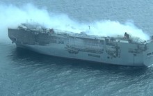 Con tàu chở gần 4.000 xe ô tô hóa thành lò nướng khổng lồ, nhà chức trách quốc gia này bất chấp nguy hiểm kéo đi chỗ khác vì một lý do