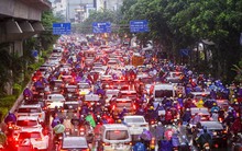 Mưa tầm tã, đường phố Hà Nội tắc 'không lối thoát'