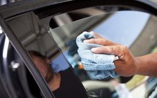 Cách làm sạch kính chắn gió ô tô đơn giản mà hiệu quả bất ngờ