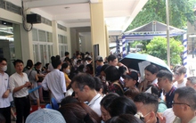 Phụ huynh Hà Nội vật vờ dưới nắng nóng, giành suất vào lớp 10 cho con