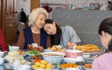 Nghịch cảnh "nghỉ hưu ngược" ở Trung Quốc: Cha mẹ có lương hưu cao gấp 2 lần thu nhập của con cái, oằn mình chu cấp, trả lãi ngân hàng giúp con mua nhà mua xe