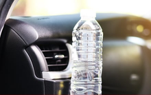 Vì sao không nên để chai nước trong ô tô vào mùa hè?