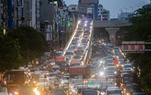 Người Hà Nội chật vật tìm lối thoát trong mưa dông giăng kín trời