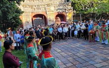 Vé máy bay giảm nhiều, vẫn vắng du khách