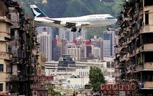 Cảnh tượng ngoạn mục ở sân bay khó hạ cánh nhất quả đất: Máy bay "sượt qua đầu" là chuyện thường, có lúc quá đà lao cả xuống biển