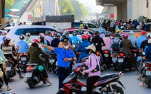 Cận cảnh giao thông hỗn loạn khi dựng thêm lô cốt trên đường Nguyễn Trãi