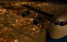 Rụng 2 động cơ giữa không trung, máy bay đâm vào tòa nhà gây ra vụ tai nạn thảm khốc