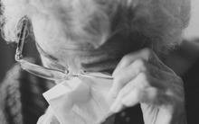 Bi hài chuyện người phụ nữ bị lừa mất 17 tỷ: Cảnh sát đến nhà giúp đỡ nhưng không tin, còn báo cho kẻ lừa đảo "tẩu thoát"!