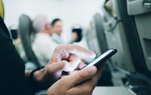 Lý do điện thoại phải chuyển chế độ máy bay, tắt khi cất - hạ cánh